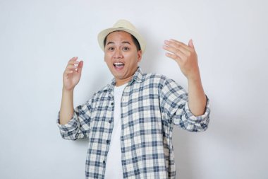 Hadi bize katıl. Mutlu ve arkadaş canlısı Asyalı modern erkek öğrenci katılım, kiralama, buraya gel jest ve gülümseme, cazibe, beyaz arka plan