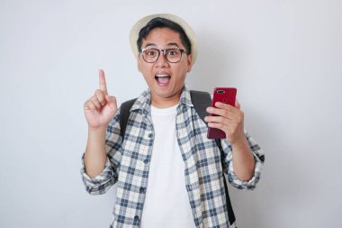 Gezgin beyaz gömlek neşeli el arabası ve işaret parmağı izole edilmiş.