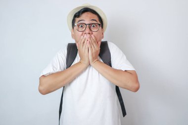 Genç, etkilenmiş Hintli adamın otel havuzu ağzında dinlenen plaj şapkası ve yeşil arka planda izole edilmiş kamera görüntüsü takmasına şaşırdı. Yaz tatili deniz güneşi kavramı