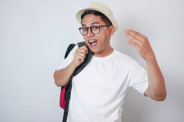 seyahat eden Asyalı adam beyaz arka planda izole bir şekilde geldi ve ifadeye katıldı.