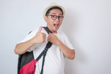 Asyalı erkekler şapka takar Beyaz gömlek başparmak kaldırır