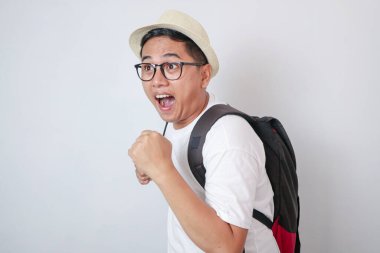 seyahat Asyalı adam çalıştırma ifadesi, beyaz arka planda izole