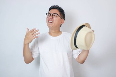 sıcak yaz sıcak hava dalgası altında genç adam