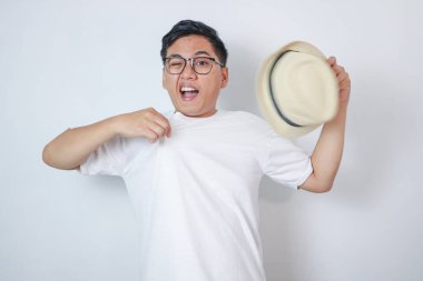 Asyalı adam kendini daha sıcak hissediyor, beyaz arka planda izole edilmiş.