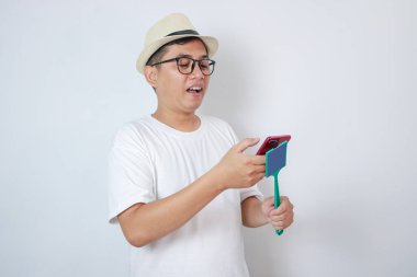 Asyalı adam e-gişe bakiyesini izole edilmiş akıllı telefon kullanarak kontrol ediyor