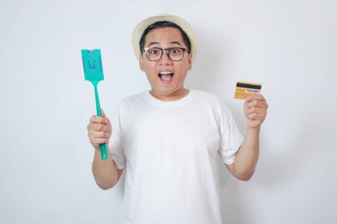 Asyalı erkekler e-posta kartı tutarken paralı yol ayrımına uğramış beyaz arka plan