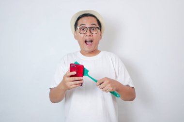 Mutlu yüzlü Asyalı bir adam e-geçiş ücretini kontrol ediyor