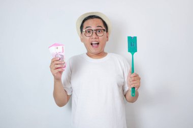 E-geçiş kartı ve para taşıyan Asyalı erkekler dengeyi kontrol etmek için izole bir geçmişe sahipler