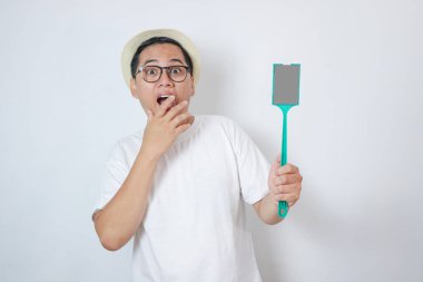 Asyalı adam şok ifadesi ve e-posta numarası