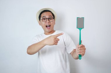 Asyalı adam e-postayı mutlu bir ifadeyle işaret ediyor