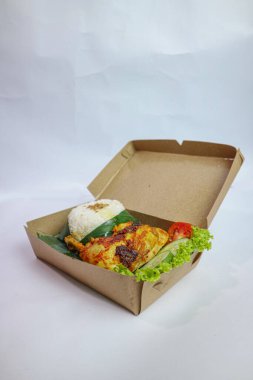 Pirinç kutusunda ızgara tavuk, acı biber ve salatalık