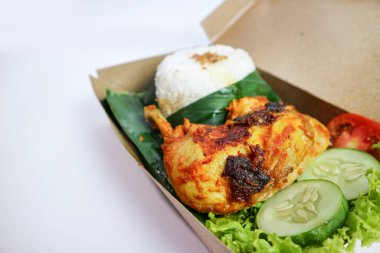 Yemek menüsü, ızgara tavuk, acı soslu beyaz pirinç ve salatalık, yeşil marul.