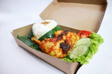 ayam bakar (ızgara tavuk veya BBQ tavuk), ev yapımı baharatlı acı biber sosuyla kaplanmış tavuk kanadı ve baharattan yapılmış Endonezya yemeği..