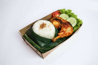 Ayam bakar, Endonezya usulü kızarmış tavuk. Restoranda pirinç ve sebzeyle servis ediliyor.