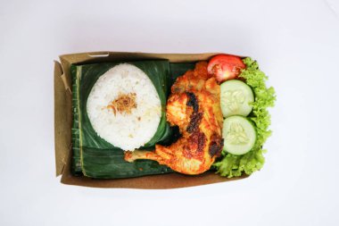 Pilavlı ızgara tavuk ya da Endonezya tavuğunun otantik tarifi Nasi Ayam Bakar Lalapan. Seçici odak