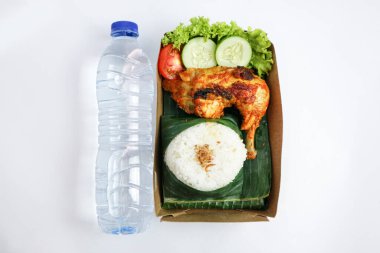 Nasi Ayam Bakar, pilav ve maden suyuyla ızgara tavuktan yapılan bir Java yemeğidir.