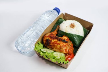 Beyaz arka planda izole edilmiş tavuk pirinci ve maden suyu.