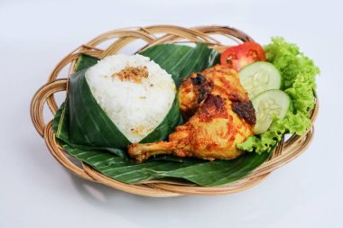 Ayam bakar ya da muz yaprağında kızarmış tavuk kırsal bir ahşap arka planda ateş eder. Ayam bakar bir Endonezya yemeğidir. Dumanlı yanma sürecinde Ayam bakar 