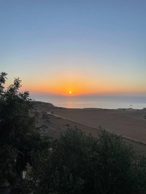 Kıbrıs Rum Kesimi 'nin Famagusta kentindeki Cape Greco Yarımadası' nı altın bir gündoğumu aydınlattı. Sakin Akdeniz, yemyeşil zeytin ağaçlarının çerçevelediği sabah gökyüzünün canlı renkleriyle çelişiyor..