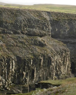 İzlanda 'nın dramatik bazalt kayalıklarını keşfetmek, zaman ve volkanik aktivite tarafından oyulmuş eşsiz oluşumları sergilemek. Kuzey doğasında nefes kesici bir jeolojik mucize..