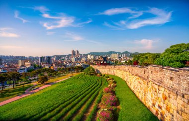 Hwaseong, Güney Kore 'nin orta kesimindeki Suwon kentini çevreleyen bir Joseon Hanedanlığı kalesidir..