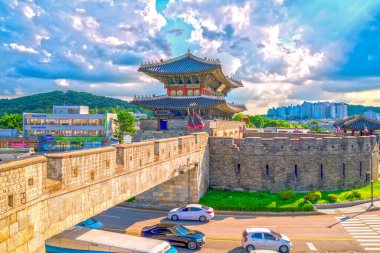 Hwaseong, Güney Kore 'nin orta kesimindeki Suwon kentini çevreleyen bir Joseon Hanedanlığı kalesidir..