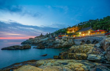 Şafak, Busan şehrinin Busan, Güney Kore 'deki Haedong Yonggungsa Tapınağı manzarası..