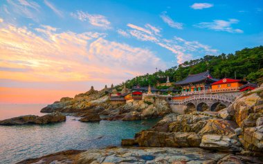 Şafak, Busan şehrinin Busan, Güney Kore 'deki Haedong Yonggungsa Tapınağı manzarası..