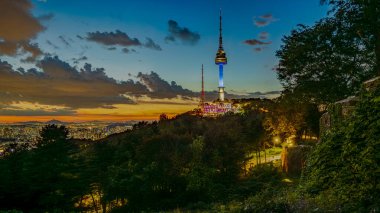 Seul, Güney Kore 'de gün batımında Seul Kulesi' nin gece manzarası..