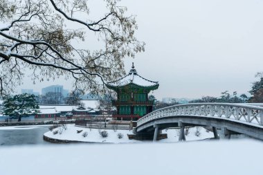 Hyangwonjeong Pavyonu, suların ortasında bir pavyon, kışın Gyeongbokgung Sarayı 'na kar yağması, Güney Kore, Seul' de turistlerin ilgisini çeken bir eğlence merkezi..