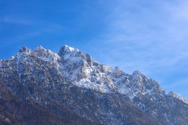 Sloven Alplerindeki dağ sırasının zirvesinden güzel bir manzara.