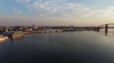 Kyiv 'in (Kiev, Kiew) 03.08.2017 insansız hava aracı görüntüleri. İnsansız hava aracı Dnipro üzerinde uçuyor, köprülerin görüntülerini yakalıyor.. 