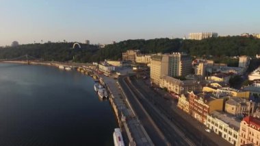 Kyiv 'in (Kiev, Kiew) 03.08.2017 insansız hava aracı görüntüleri. İnsansız hava aracı setin üzerinden Poshtova Meydanı 'na doğru uçuyor..