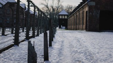 Karla kaplı Kışla: Auschwitz topraklarının Donmuş Sessizliği.