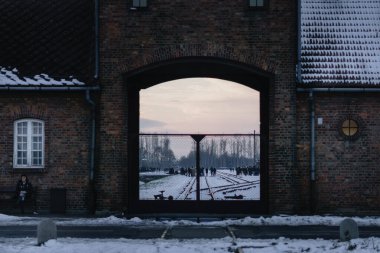 Auschwitz Kapısı: Birçok Hayat İçin Son Durak.