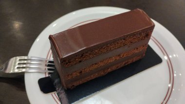 Kremalı çikolatalı pasta ve tabakta çikolata.