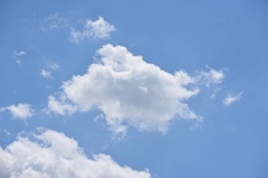 Mavi gökyüzünde bulut