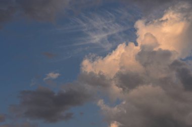 Mavi gökyüzünde bulut