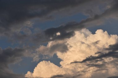 Mavi gökyüzünde bulut