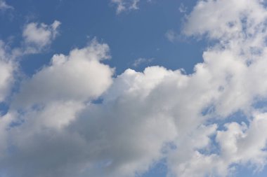 Mavi gökyüzünde bulut