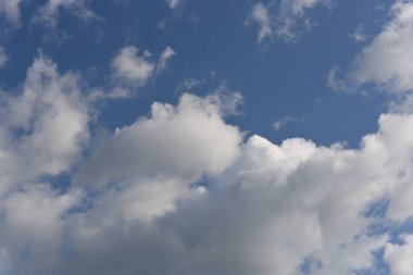 Mavi gökyüzünde bulut