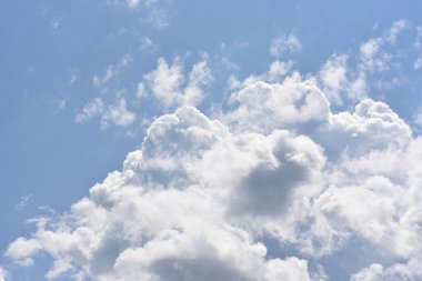 Mavi gökyüzünde bulut