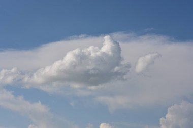 Mavi gökyüzünde bulut