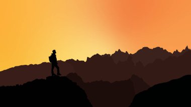 Güneş doğarken bir dağın zirvesinde turuncu ve sarı bir gökyüzü olan bir yürüyüşçünün silueti..