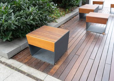 Parkın yeni modern bankı. Şehir mimarisi, ahşap banklar, açık sandalye, şehir mobilyası, boş tahta koltuk, dinlenme alanında rahat bank