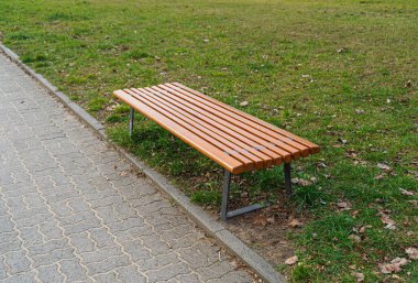 Old Wooden Bench in Street, Outdoor City Architecture, Wooden Benches, Outdoor Chair, Urban Public Furniture, Empty Plank Seat, Comfortable Bench in Recreation Area