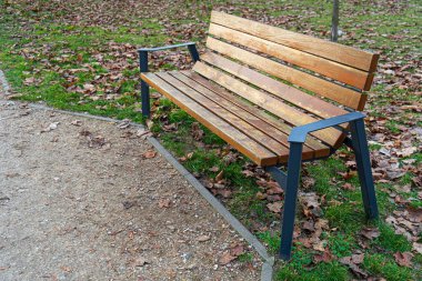Old Wooden Bench in Street, Outdoor City Architecture, Wooden Benches, Outdoor Chair, Urban Public Furniture, Empty Plank Seat, Comfortable Bench in Recreation Area