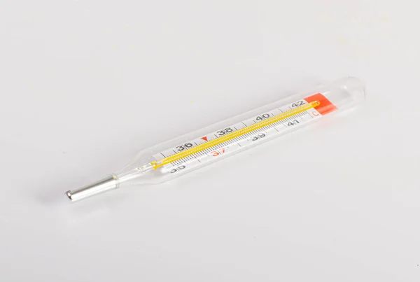 医疗温度计隔离 温度测量 白色背景下的玻璃医疗温度计 — 图库照片