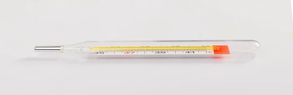 医療用温度計白い背景に隔離された 温度測定 ガラス医療用温度計 — ストック写真