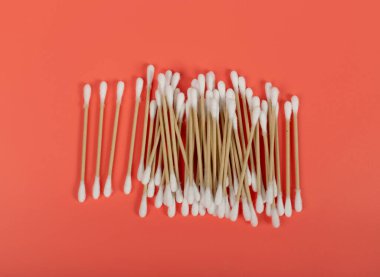 Pamuklu çubuklar, Eko Doğal Kağıt Kulak Yapıştırıcıları, Biyolojik çözünebilir Hijyen Bud, Kulak Temizleyici Temizleyicisi, Pembe Arkaplanda Kulak Yapıştırıcıları